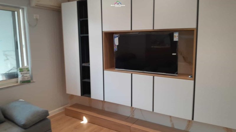 Tirane, jepet me qera apartament 1+1+Ballkon Kati 3, 55 m² 700 € (qender)