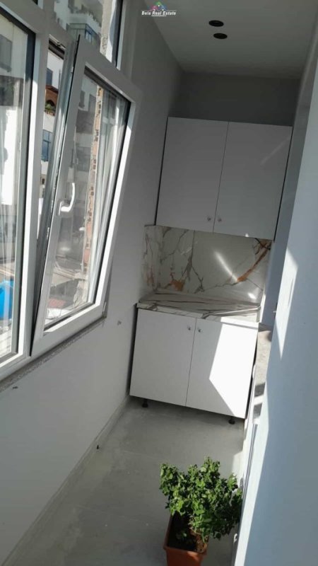 Tirane, jepet me qera apartament 1+1+Ballkon Kati 3, 55 m² 700 € (qender)