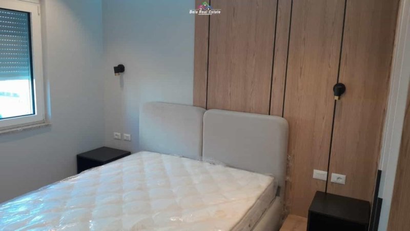 Tirane, jepet me qera apartament 1+1+Ballkon Kati 3, 55 m² 700 € (qender)