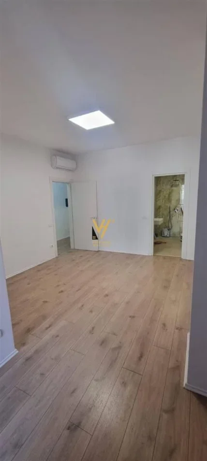 Tirane, jepet me qera zyre Kati 3, 117 m² 1.500 € (BLLOK)