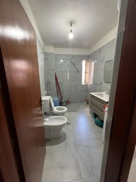Tirane, jepet me qera apartament 2+1+Aneks+Ballkon Kati 4, 75 m² 450 € (Rruga Ndre Mjeda)