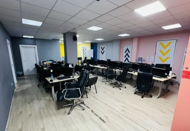 Tirane, jepet me qera zyre Kati 0, 562 m² 7.000 € (Rruga e Dibres)