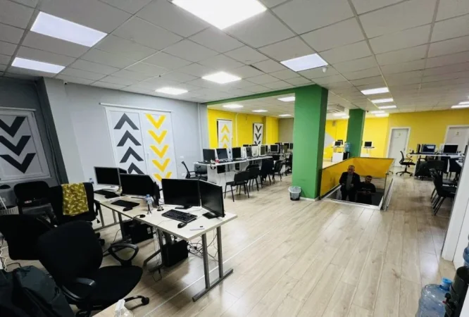 Tirane, jepet me qera zyre Kati 0, 562 m² 7.000 € (Rruga e Dibres)