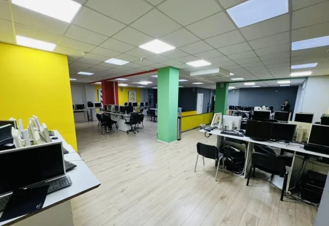 Tirane, jepet me qera zyre Kati 0, 562 m² 7.000 € (Rruga e Dibres)