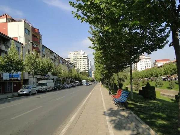 Tirane, jepet me qera lokal Kati 0, 55 m² 1.000 € (Bulevardi Gjergj Fishta)