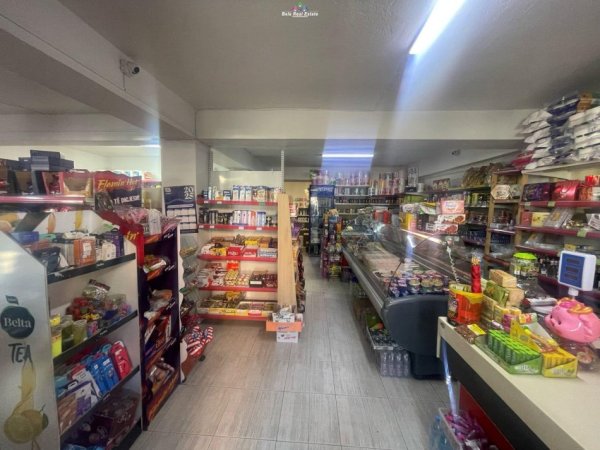 Tirane, jepet me qera dyqan Kati 0, 215 m² 1.500 € (yzberisht)