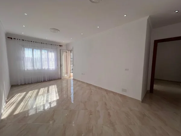 Tirane, shes apartament 1+1+Ballkon Kati 3, 61 m² 78.000 € (Rrruga e Dajtit)
