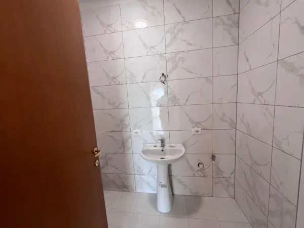 Tirane, shes apartament 1+1+Ballkon Kati 3, 61 m² 78.000 € (Rrruga e Dajtit)