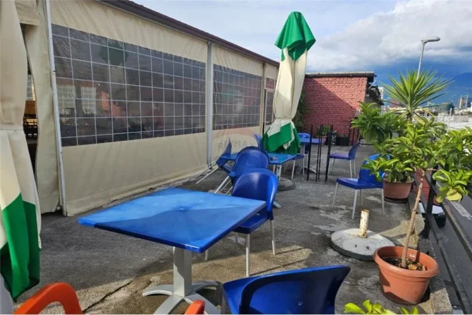 jepet me qera , 210 m² 700 € (Jepet lokal per qira ne Selite.)