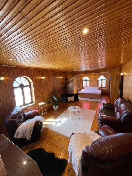 Tirane, jepet me qera Vile 3 Katshe Kati 4, 1.540 m² 5.000 € (RRUGA E DIBRES)