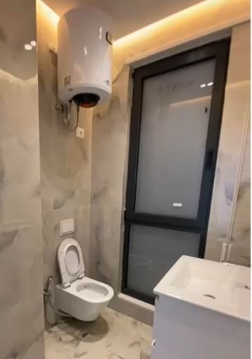 Tirane, jepet me qera apartament 3+1 Kati 7, 1.000 m² 1.001 € (Porcelan)