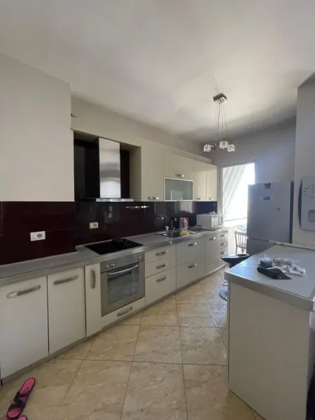 Tirane, shitet apartament 2+1+Ballkon , 115 m² 165.000 € (Rruga e Kavajes)