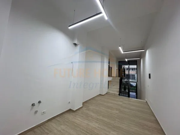 Tirane, jap me qera ambjent biznesi Kati 0, 90 m² 1.000 € (Pazari i Ri)