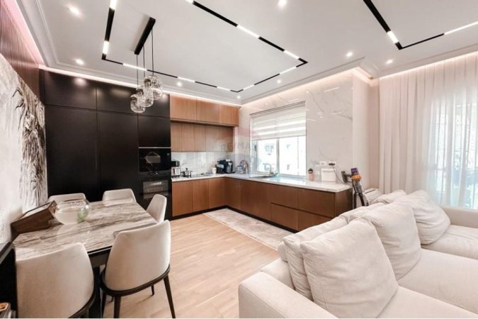 Tirane, shitet 2+1+Ballkon Kati 5, 98 m² 249.000 € (Liqeni i Thatë)