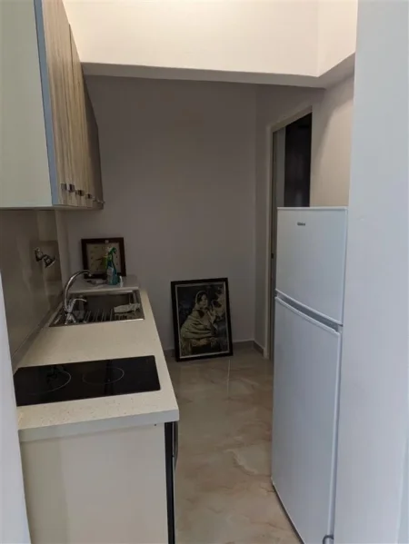 Tirane, jepet me qera shtepi 2+1+Ballkon Kati 1, 75 m² 450 € (,Pazari i ri (Rr.4deshmoret, Perballe Shkolles 4 Deshmoret ))