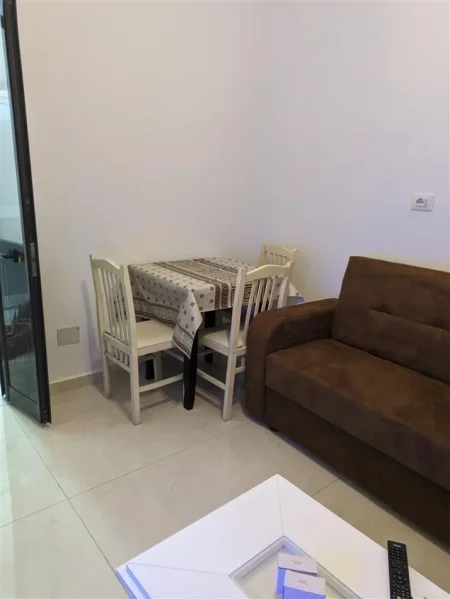 Tirane, jepet me qera shtepi 2+1+Ballkon Kati 1, 75 m² 450 € (,Pazari i ri (Rr.4deshmoret, Perballe Shkolles 4 Deshmoret ))
