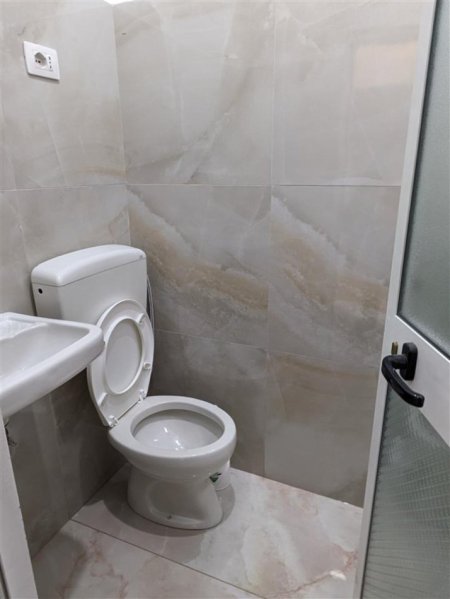 Tirane, jepet me qera shtepi 2+1+Ballkon Kati 1, 75 m² 450 € (,Pazari i ri (Rr.4deshmoret, Perballe Shkolles 4 Deshmoret ))