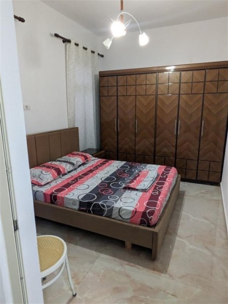 Tirane, jepet me qera shtepi 2+1+Ballkon Kati 1, 75 m² 450 € (,Pazari i ri (Rr.4deshmoret, Perballe Shkolles 4 Deshmoret ))