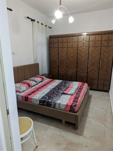 Tirane, jepet me qera shtepi 2+1+Ballkon Kati 1, 75 m² 450 € (,Pazari i ri (Rr.4deshmoret, Perballe Shkolles 4 Deshmoret ))