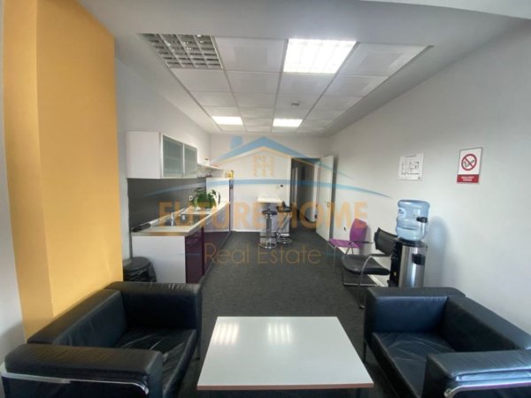 Tirane, jepet me qera zyre Kati 11, 118 m² 2.500 € (BULEVARDI DESHMORET E KOMBIT)