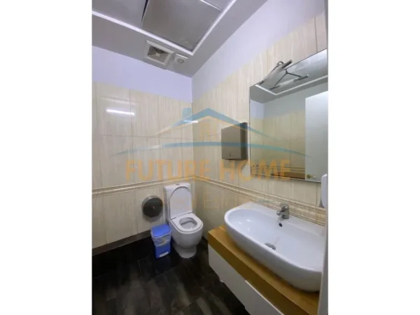 Tirane, jepet me qera zyre Kati 11, 118 m² 2.500 € (BULEVARDI DESHMORET E KOMBIT)