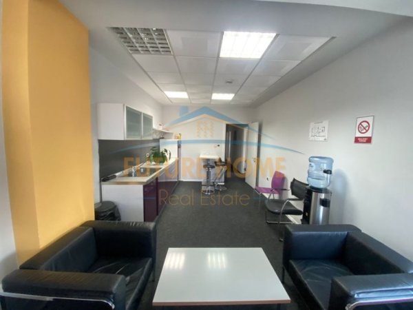 Tirane, jepet me qera zyre Kati 11, 118 m² 2.500 € (BULEVARDI DESHMORET E KOMBIT)