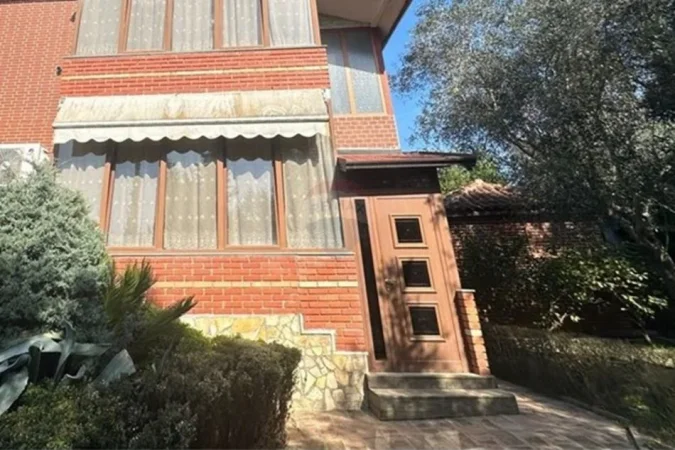 Tirane, shitet Vile 3+1+Ballkon , 800 m² 350.000 € (Peze-Helmes)