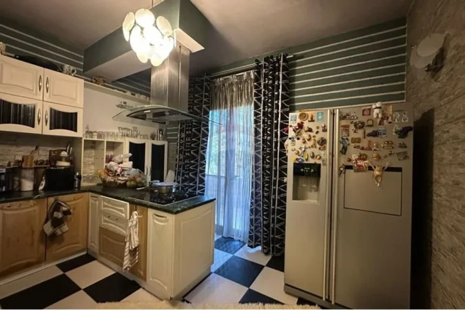 Tirane, shitet Vile 3+1+Ballkon , 800 m² 350.000 € (Peze-Helmes)