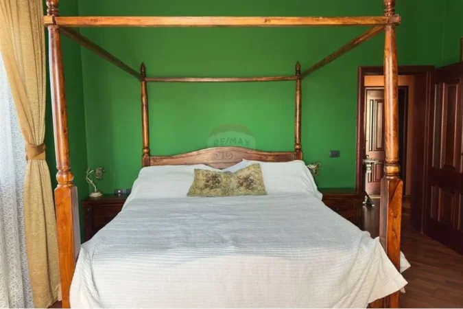 Tirane, shitet Vile 3+1+Ballkon , 800 m² 350.000 € (Peze-Helmes)