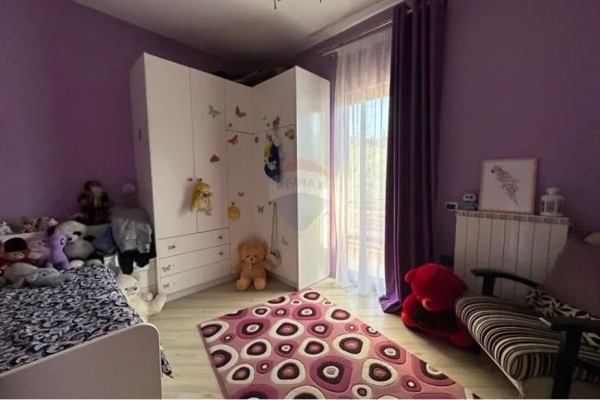 Tirane, shitet Vile 3+1+Ballkon , 800 m² 350.000 € (Peze-Helmes)