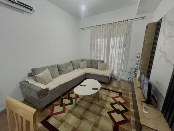 Tirane, jepet me qera apartament 2+1 Kati 4, 600 € 