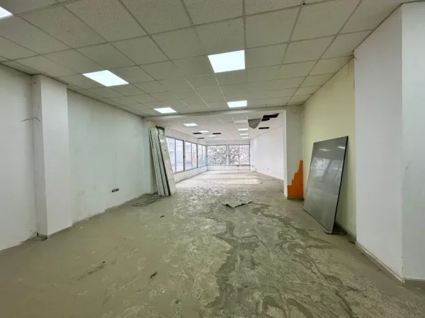 Tirane, jap me qera dyqan Kati 1, 2.000 €