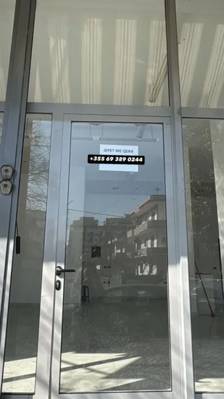 Tirane, jepet me qera dyqan Kati 1, 100 m² 700 € (Jepet Ambjent Biznesi me Qera ne Astir.)