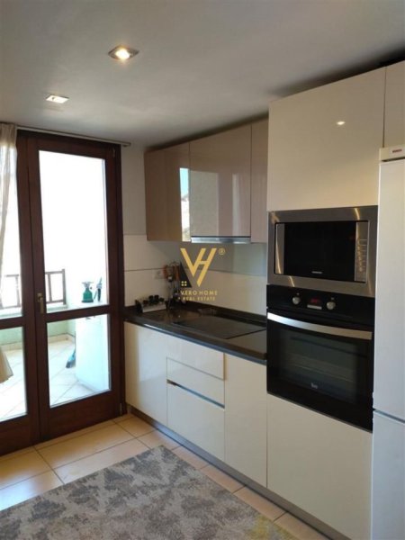 Tirane, jepet me qera apartament duplex 3+1+Ballkon Kati 4, 220 m² 600 € (KOPSHTI BOTANIK)