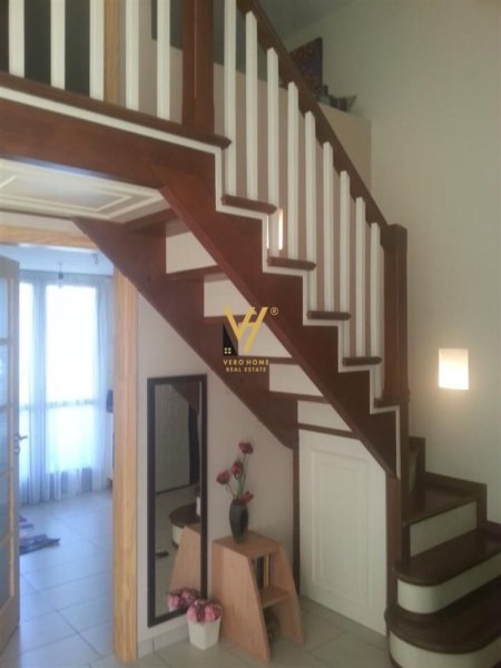 Tirane, jepet me qera apartament duplex 3+1+Ballkon Kati 4, 220 m² 600 € (KOPSHTI BOTANIK)