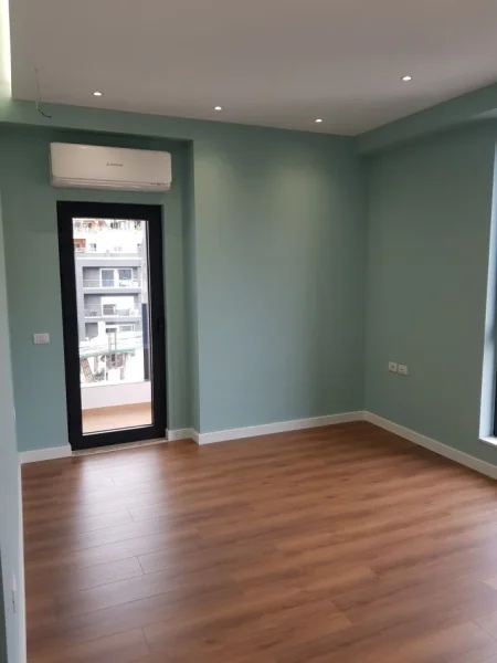 Tirane, jepet me qera per zyre Apartament 2+1+2 Parkingje, Kati 4 pallat i ri me Ashensor, 112 m², 1.000 € (Rruga e Barrikadave)