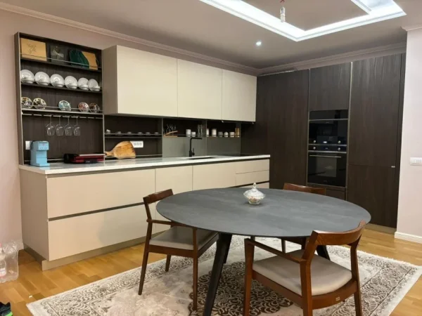 Tirane, shitet apartament 3+1+Ballkon Kati 2, 172 m² 370.000 € (Kopshti Botanik)