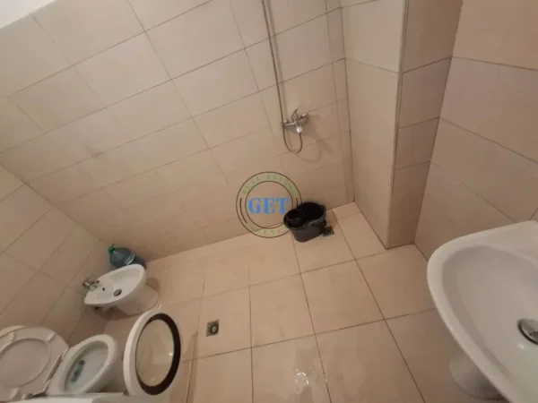 Durres, jepet me qera apartament 2+1 Kati 5, 90 m² 350 € (Tregu Industrial, Durrës.)