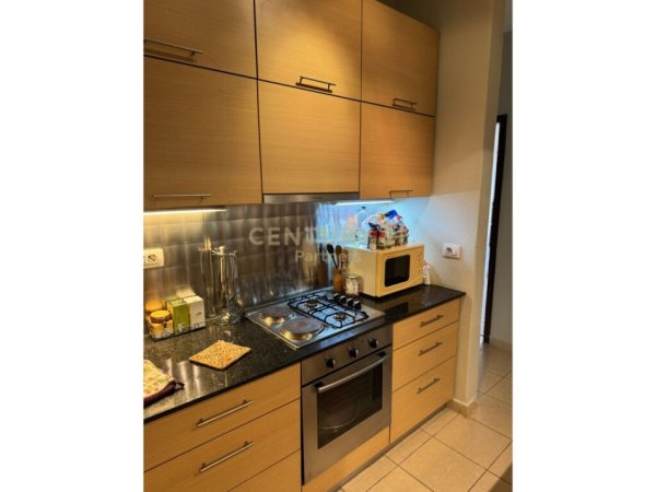 Tirane, jepet me qera 2+1 Kati 4, 97 m² 650 € (rruga e barrikadave)