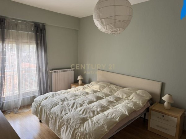 Tirane, jepet me qera 2+1 Kati 4, 97 m² 650 € (rruga e barrikadave)