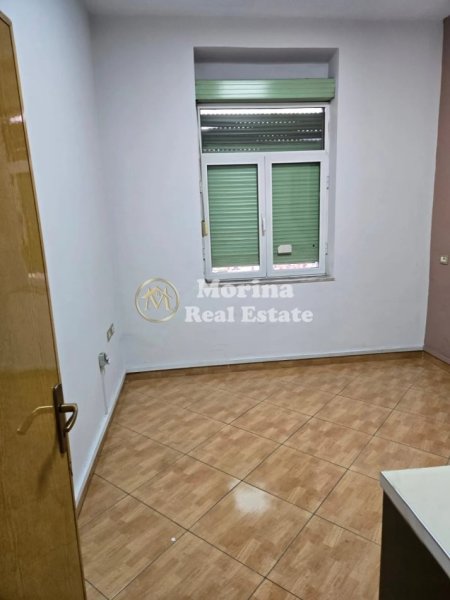 Tirane, jepet me qera apartament 2+1 Kati 3, 75 m² 600 € (Kinema Agimi, Bulevardi Bajram Curri)