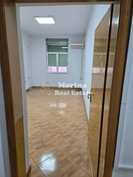Tirane, jepet me qera apartament 2+1 Kati 3, 75 m² 600 € (Kinema Agimi, Bulevardi Bajram Curri)