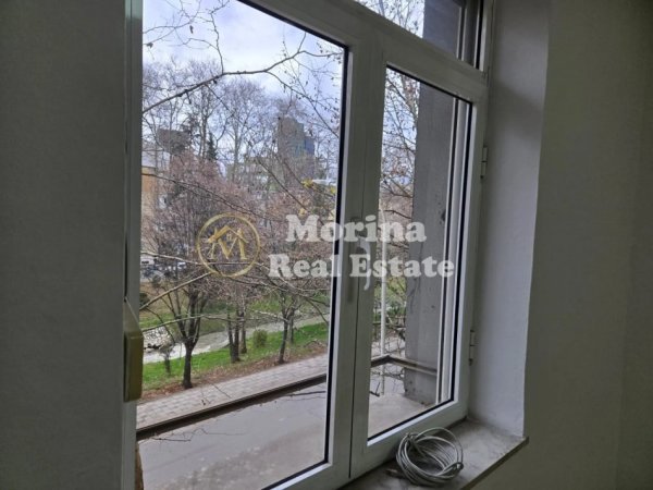 Tirane, jepet me qera apartament 2+1 Kati 3, 75 m² 600 € (Kinema Agimi, Bulevardi Bajram Curri)