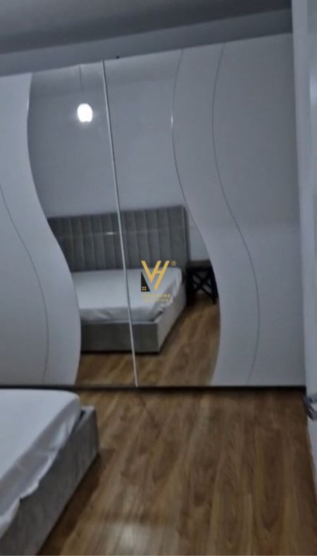Tirane, jepet me qera apartament 2+1+Ballkon Kati 2, 90 m² 600 € (VILAT GJERMANE)
