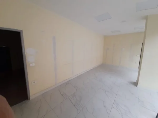 Durres, jepet me qera ambjent biznesi Kati 0, 130 m² 1.000 € (Stacioni Trenit Durres)