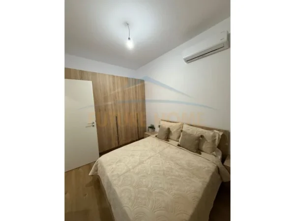 Tirane, jepet me qera apartament 1+1 Kati 6, 50 m² 400 € (ALI DEMI)
