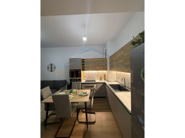 Tirane, jepet me qera apartament 1+1 Kati 6, 50 m² 400 € (ALI DEMI)