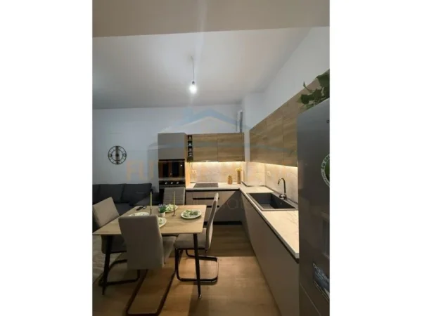 Tirane, jepet me qera apartament 1+1 Kati 6, 50 m² 400 € (ALI DEMI)