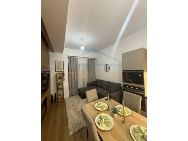 Tirane, jepet me qera apartament 1+1 Kati 6, 50 m² 400 € (ALI DEMI)