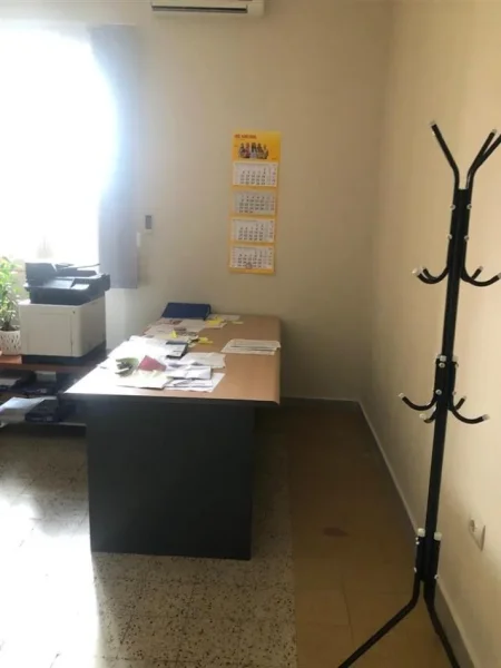 Tirane, jepet me qera zyre Kati 2, 52 m² 200 € (Hoxha Tahsin)